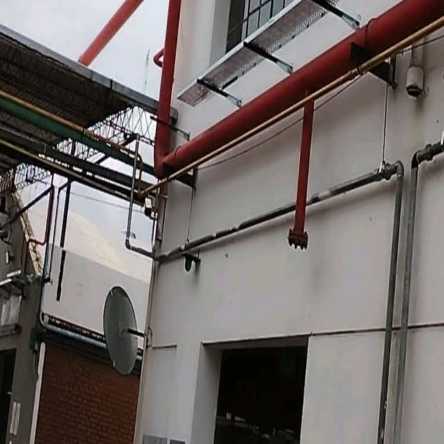 Bandejas portacables en planta industrial